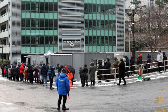 30일 오전 코로나19 확진자가 나온 서울 한양대병원 선별진료소가 검사 대기자들로 붐비고 있다. 연합뉴스